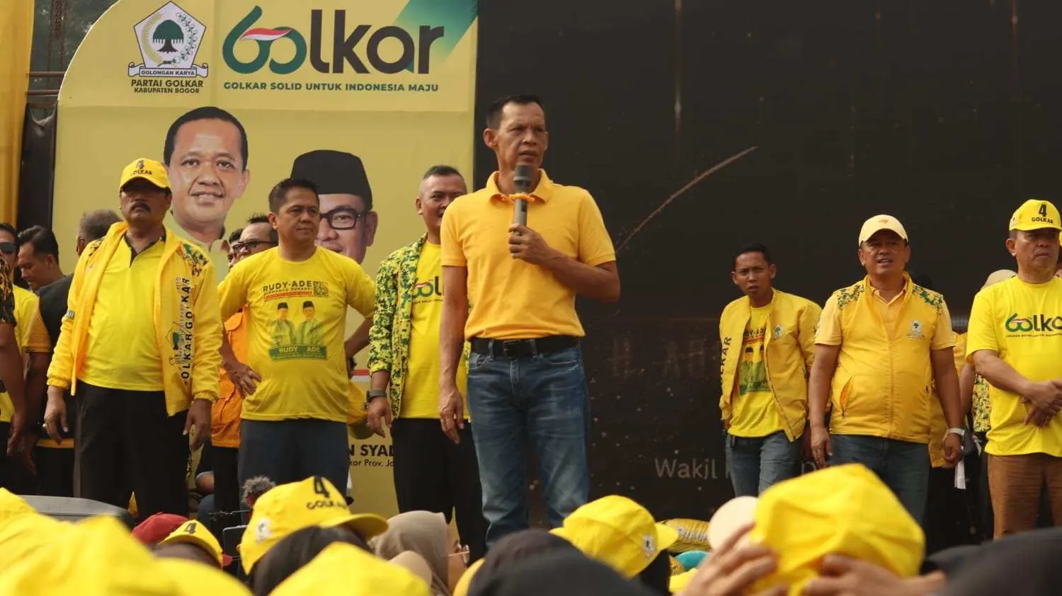 Cawabup Bogor Jaro Ade Gelar Bazar Murah dan Senam Sehat Bersama Ribuan Kader Golkar di Cibungbulang