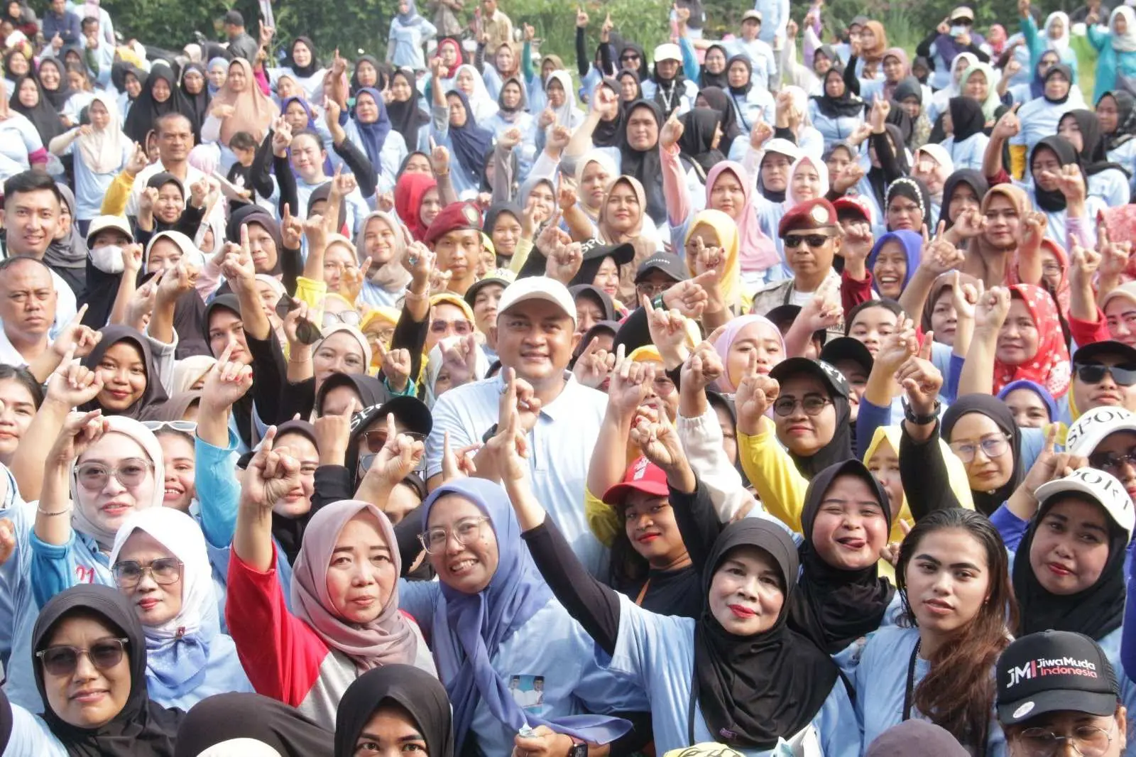 Senam Bersama Warga Tamansari, Cabup Bogor Rudy Susmanto Dikerubuti Emak-emak