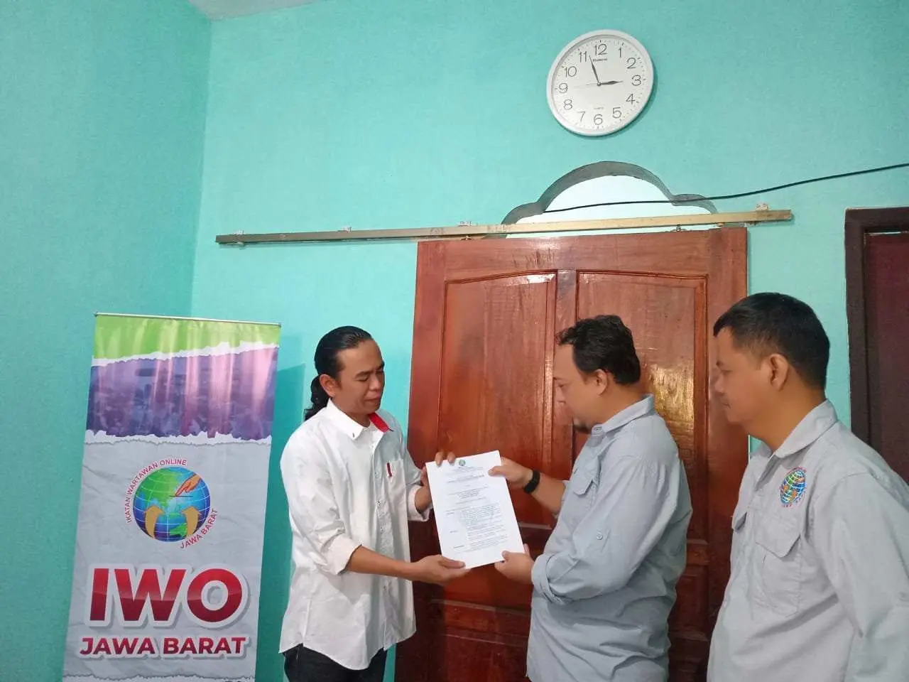 Terima SK dari IWO Pusat, Lekat Azadi Resmi Jadi Ketua IWO Bogor 