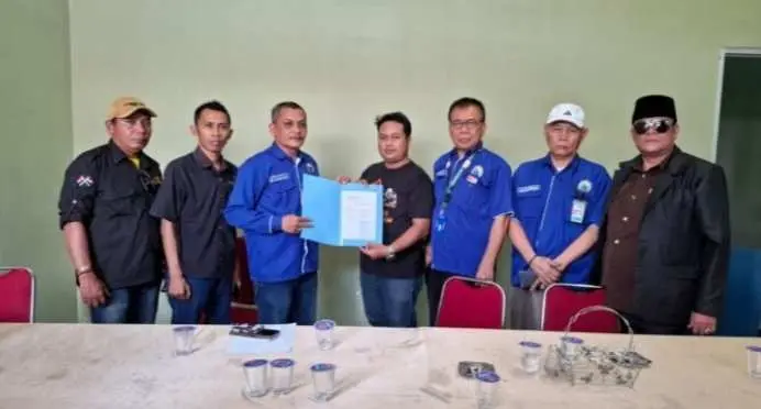 FMPB Laporkan Dugaan Ijazah Palsu Cabup O1 Aris Sandi Darma Putra ke Bawaslu