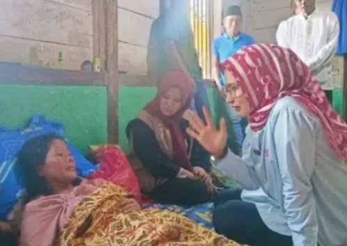 Cabup Nanda Indira Kunjungi Warga Musibah Kebakaran di Desa Padang Ratu