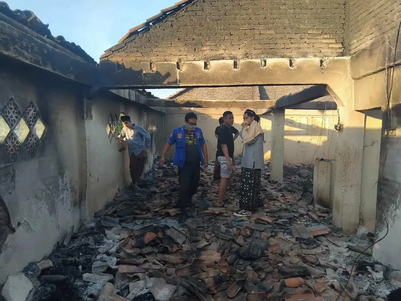 Camat Tegineneng Lakukan Upaya Sterilisasi di Lokasi Kebakaran Ponpes Al-Hidayah Desa Gerning