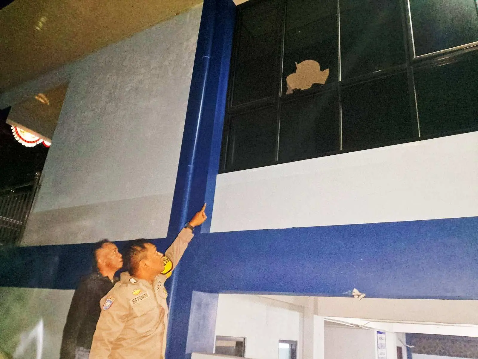 Gedung Graha Wartawan Dilempari Batu Oleh OTK, Polsek Cibinong Lakukan Olah TKP