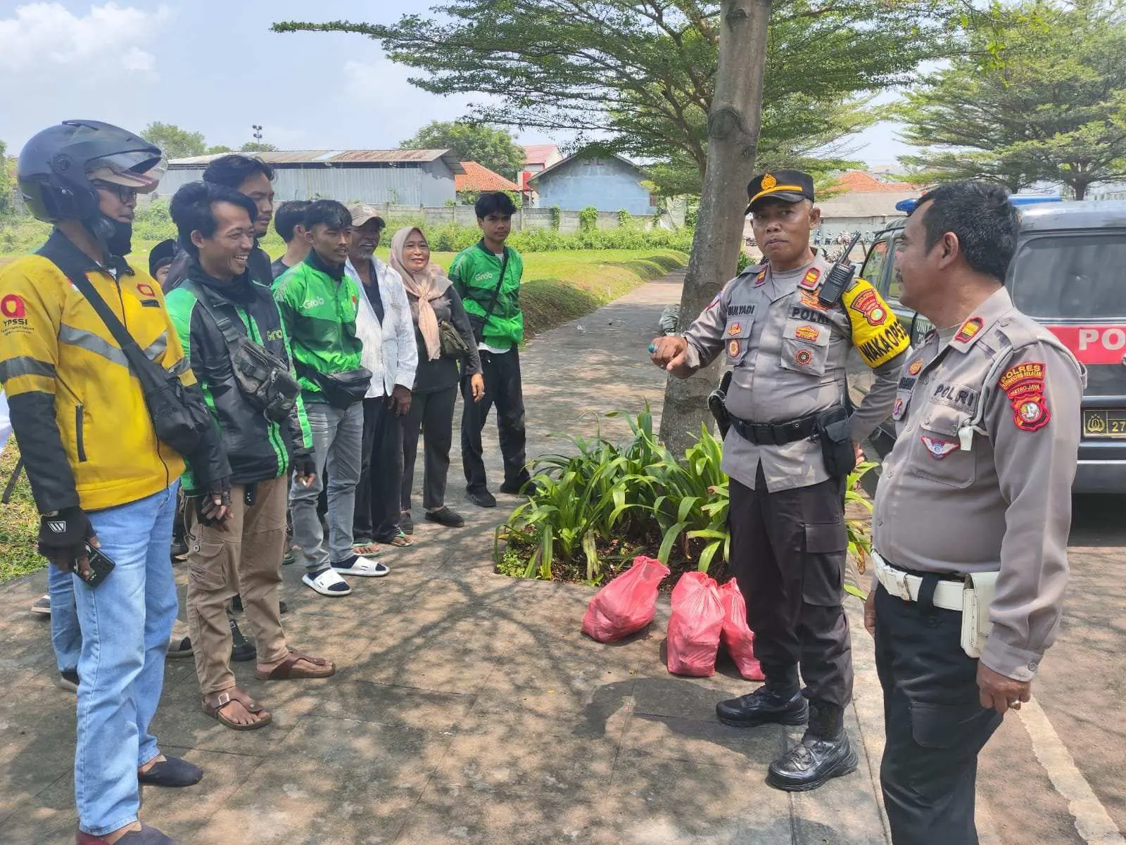 Cegah Kejahatan, Polsek Cisauk Sosialisasikan Kamtibmas Kepada Ojol dan Laksanakan Jumat Berkah