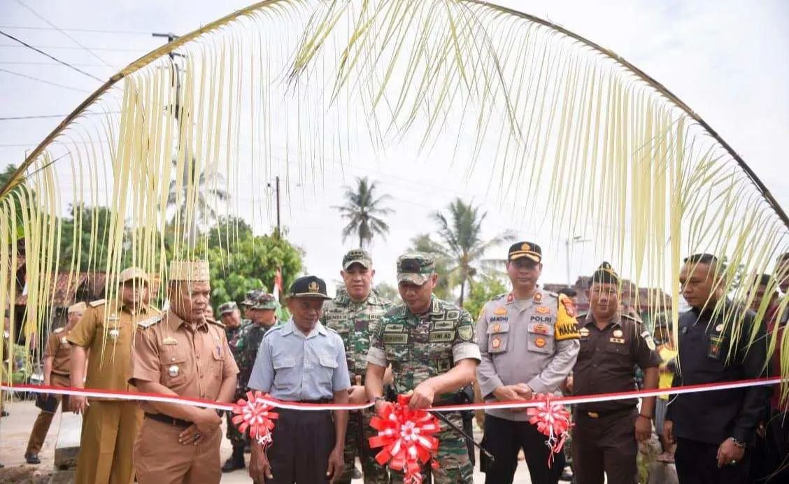 Bupati Pesawaran Bersama Kodim 0421/Lamsel Gelar Tasyakuran Pembangunan Jalan Desa Lumbirejo