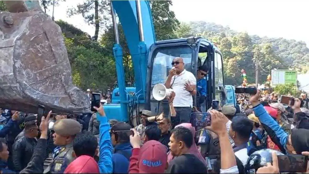 Pol PP Bongkar Ratusan Lapak PKL Cisarua, Warga Kecewa Astro Dibiarkan Tinggi Menjulang