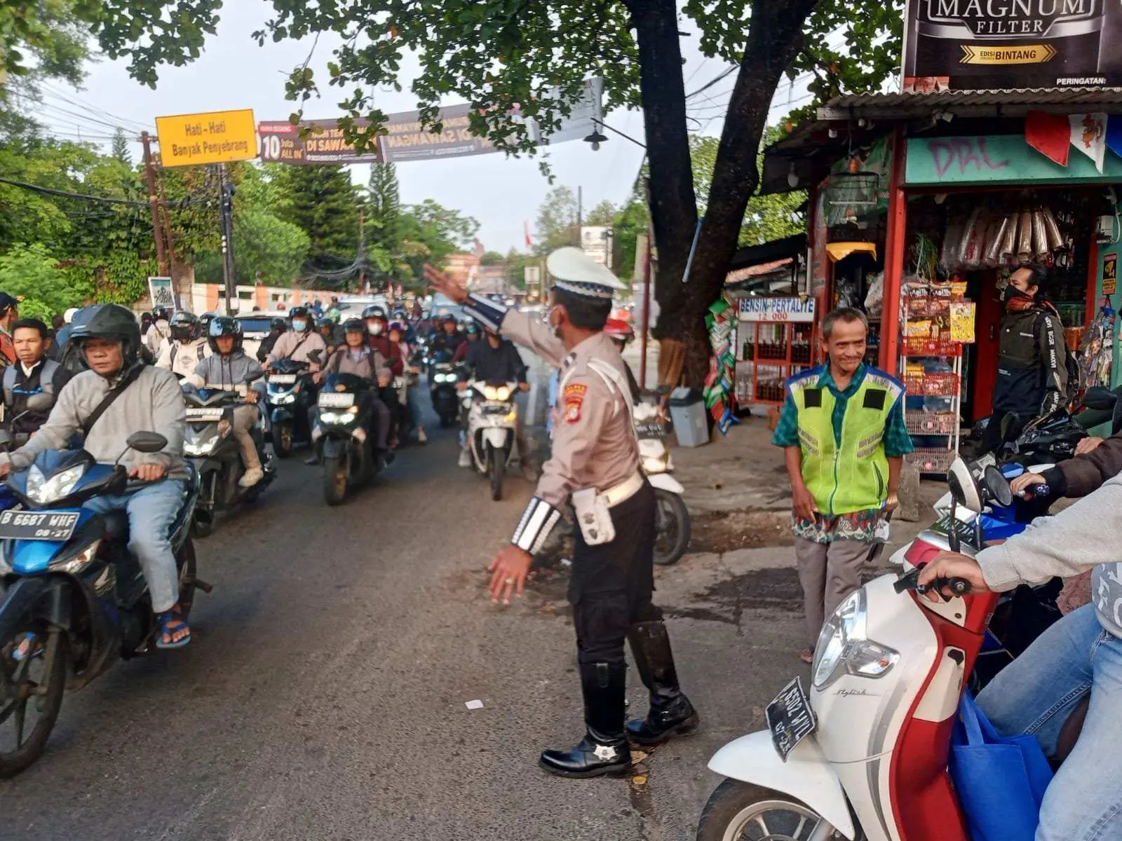 Polsek Pamulang Mengatur Lalu Lintas Pagi Hari untuk Memastikan Kelancaran Arus
