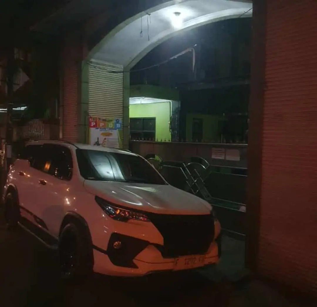 Protes PPDB Curang, Wali Siswa Ini Tutup Gerbang Pintu Masuk SMP 1 Cibinong Dengan Mobil