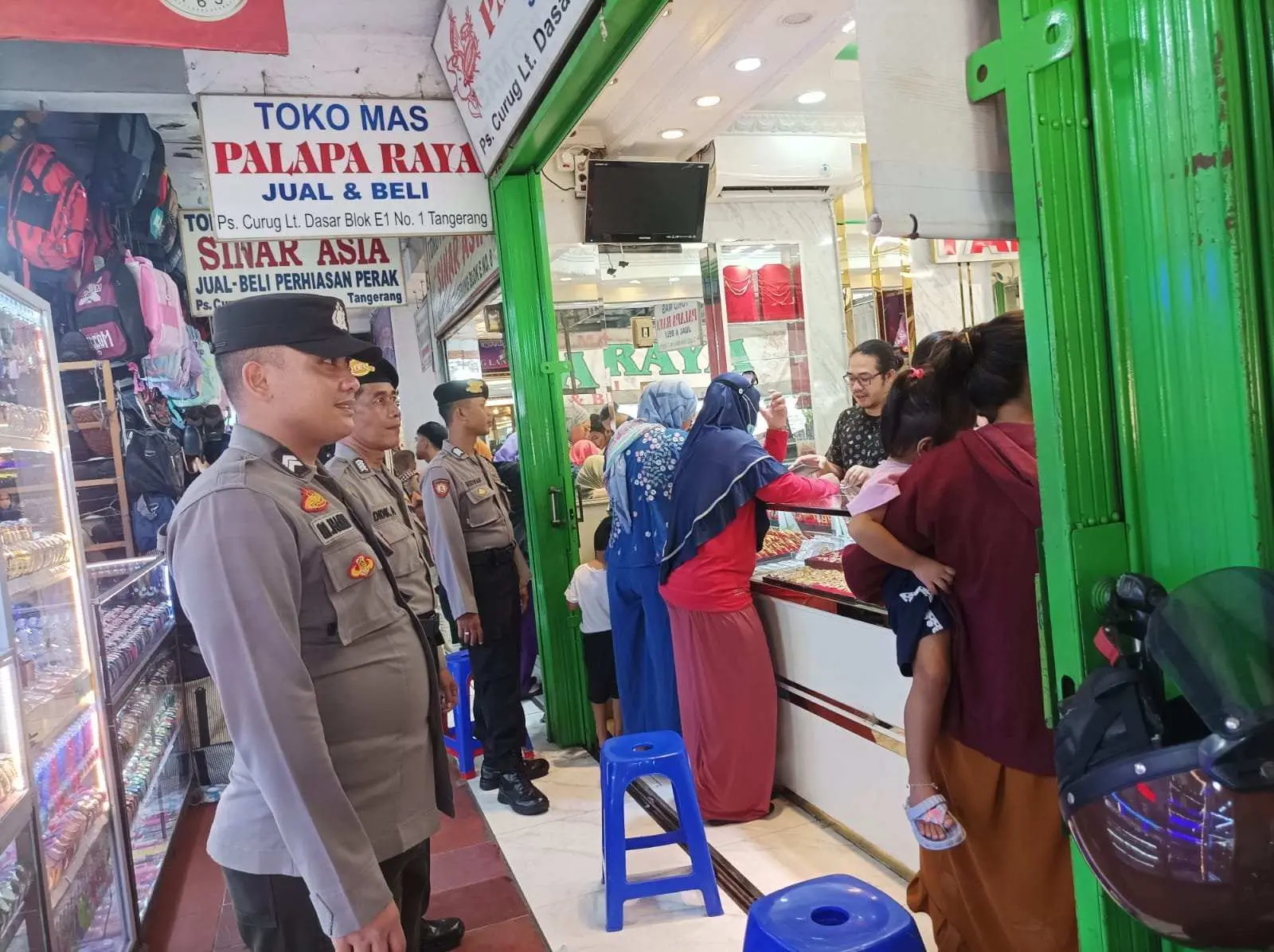 Unit Samapta Polsek Curug Lakukan Tugas Rutin Patroli Dialogis di Pasar Tradisional Curug Tangerang
