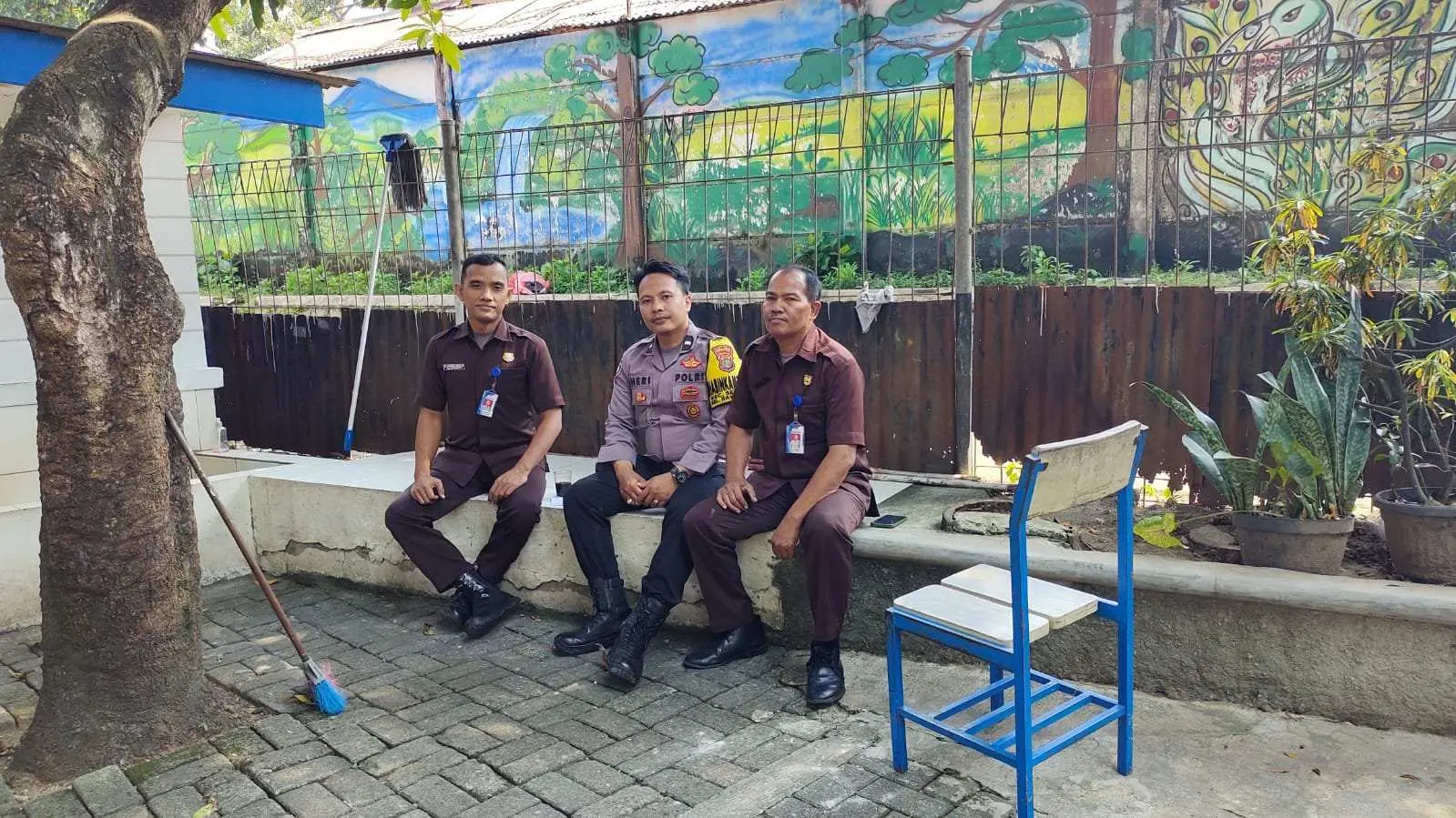 Bhabinkamtibmas Rawabuntu Berikan Himbauan Kamtibmas kepada Satpam Ora et Labora