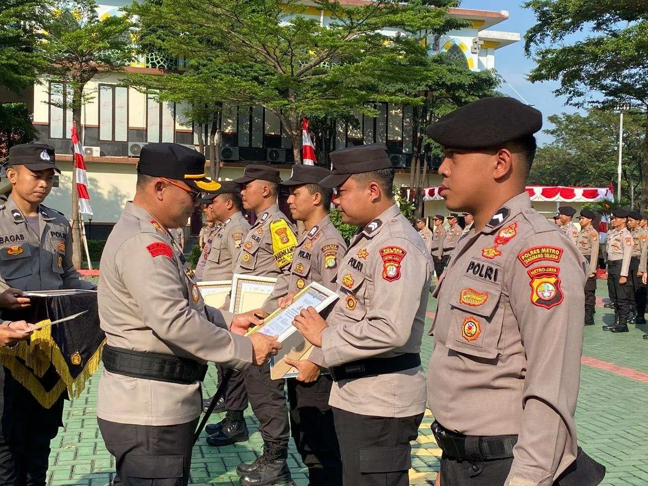Syukuran Hari Bhayangkara Ke-78, Kapolres Tangsel Beri Penghargaan Personel Berprestasi