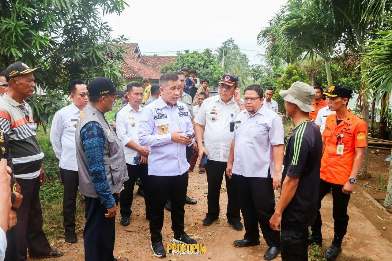 Bupati Pesawaran Tinjau Korban Angin Puting Beliung