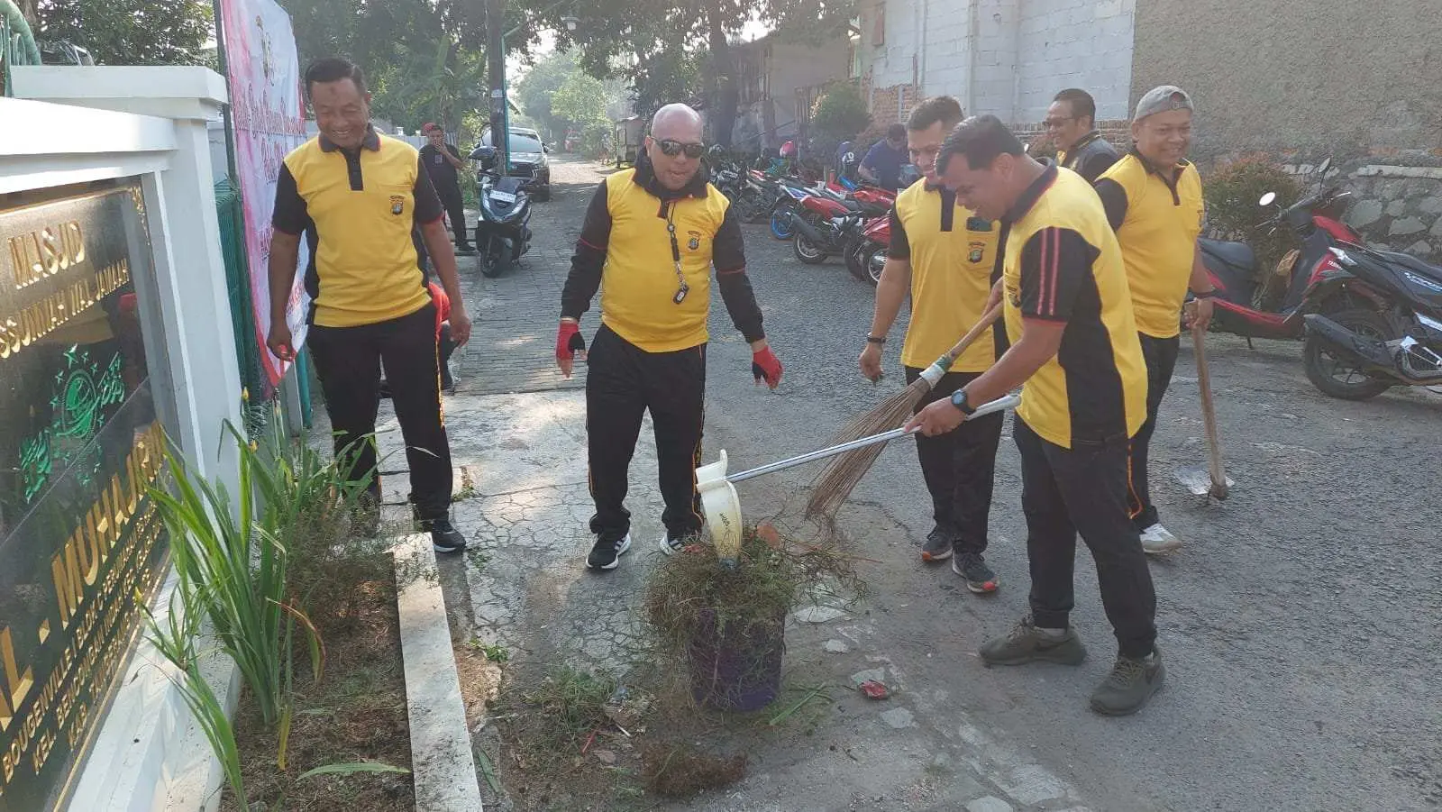 Kapolsek Kelapa Dua Pimpin Gotong Royong Bersihkan Masjid Al Muhajirin