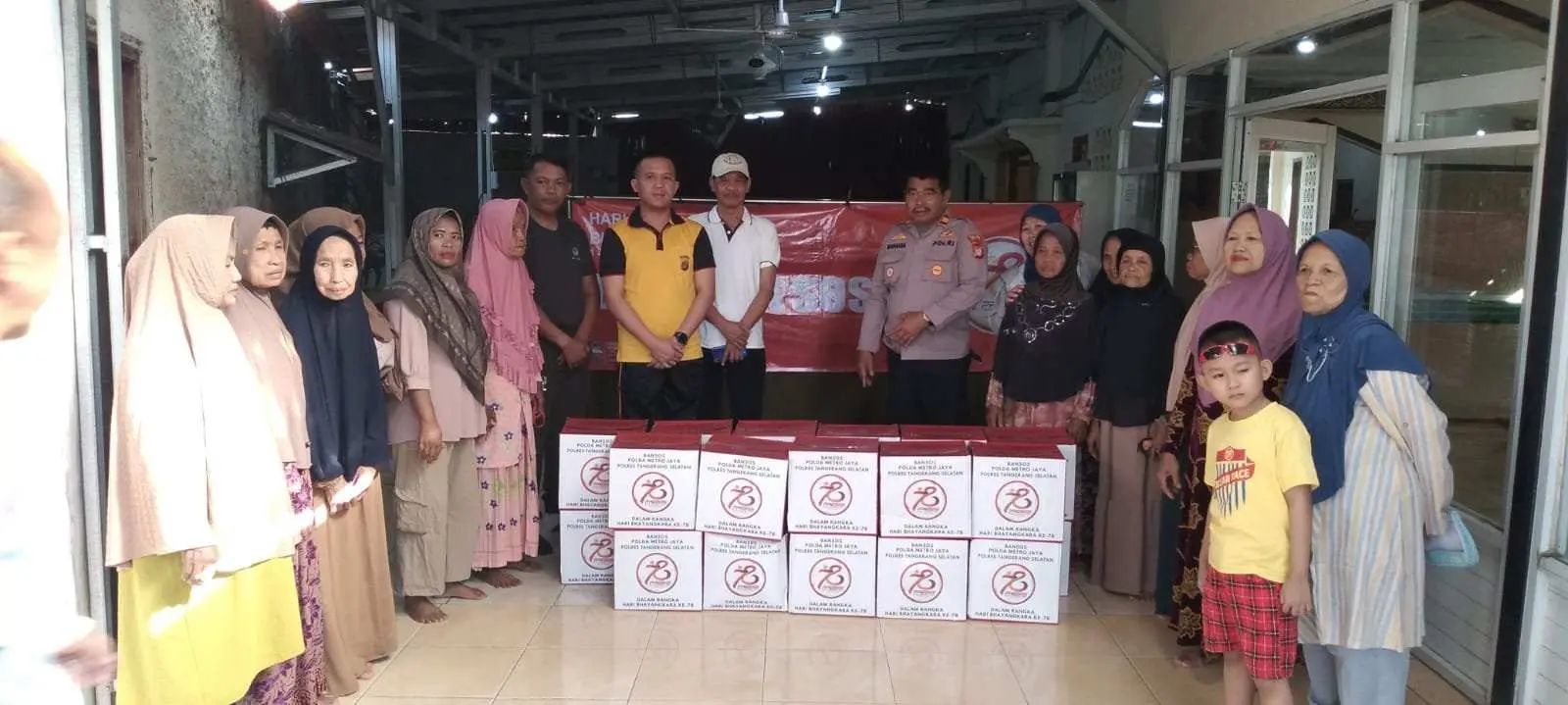 Pembagian Bansos Sembako dalam Rangka Hari Bhayangkara ke-78 di Pagedangan