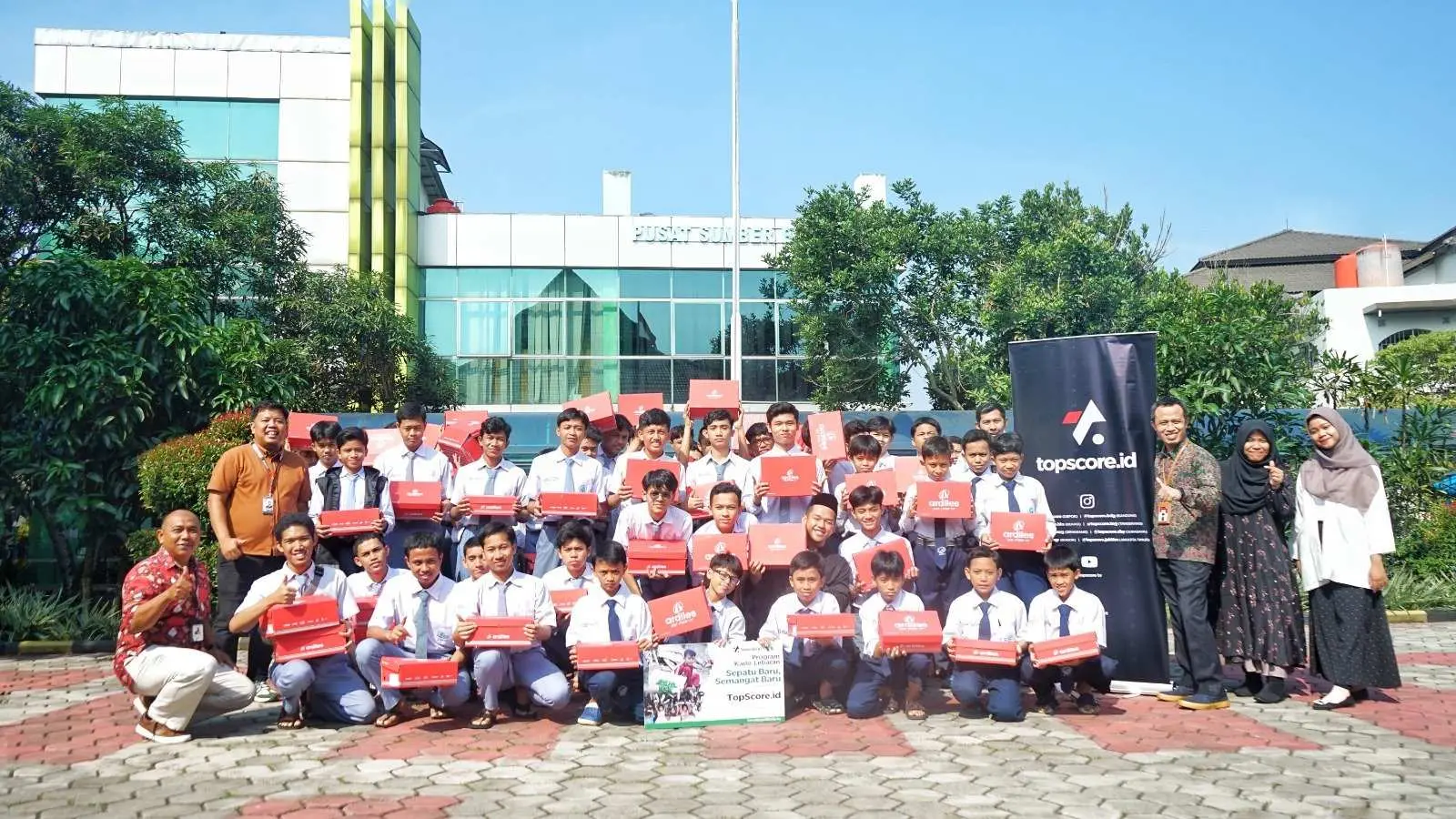TopScore Indonesia Berbagi 78 Sepatu Sekolah Baru untuk Siswa SMART Ekselensia Indonesia