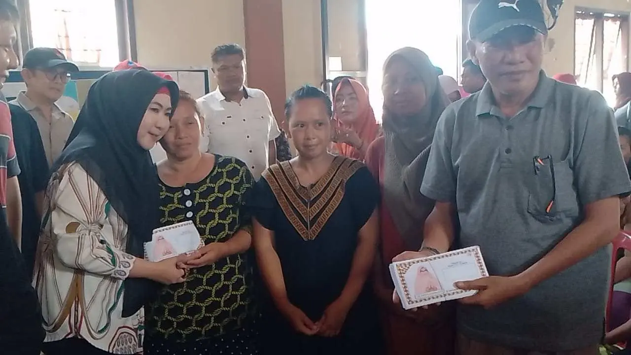 Dewi Handayani Mantan Bupati Tanggamus Sambangi Korban Banjir Di Talang Padang