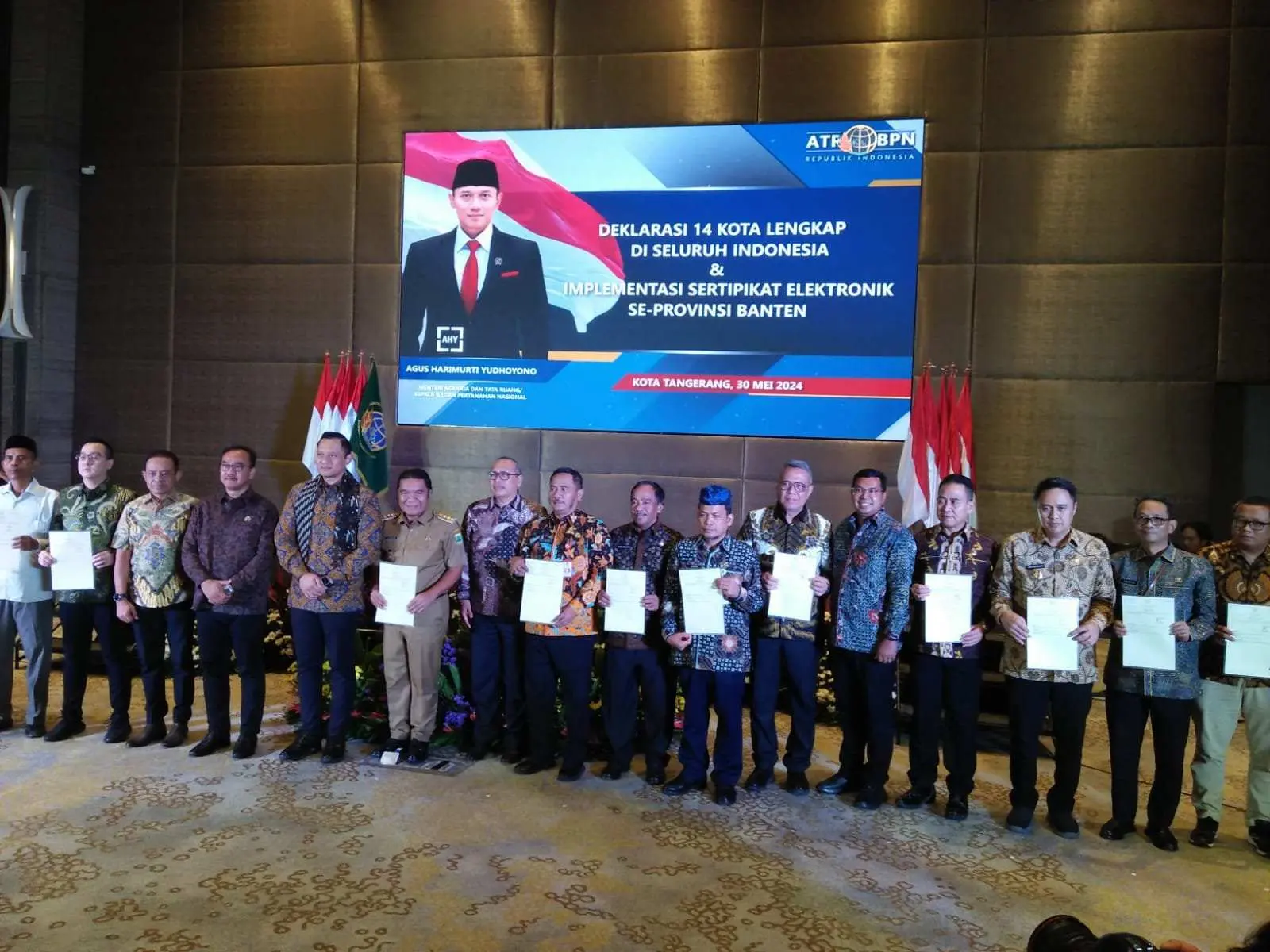 Menteri AHY Deklarasikan 14 Kota Lengkap di 7 Provinsi, Luncurkan Implementasi Layanan Elektronik se-Banten, dan Serahkan Sertipikat Tanah Elektronik