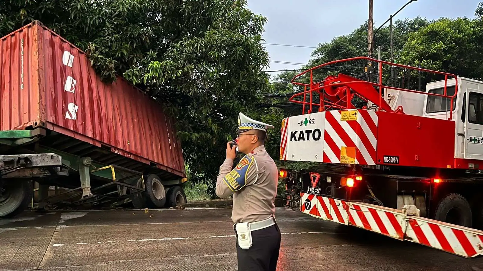 Reaksi Cepat Sat Lantas Polres Tangsel Urai Kemacetan di Jalan Parakan Akibat Truk Terguling