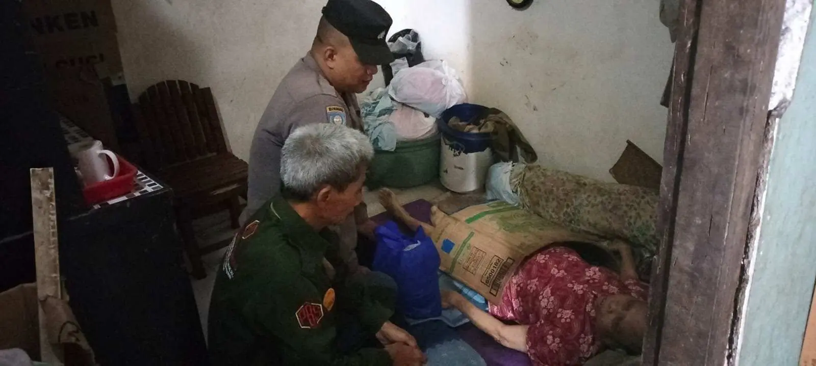 Kapolsek Ciputat Timur Berikan Santunan kepada Ibu Romlah yang Sakit Menahun