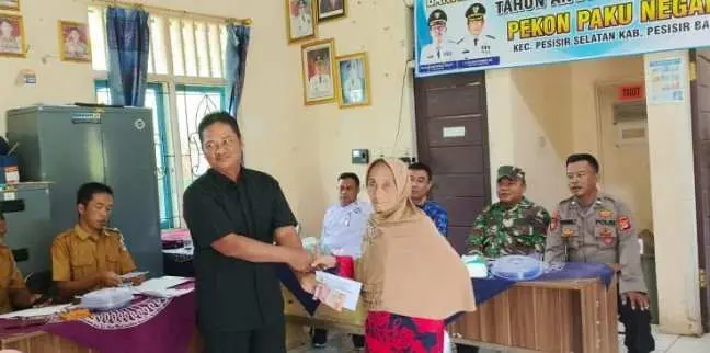 Idham Holik Peratin Paku Negara Bagikan BLT DD tahap 1 Kepada 23 KPM