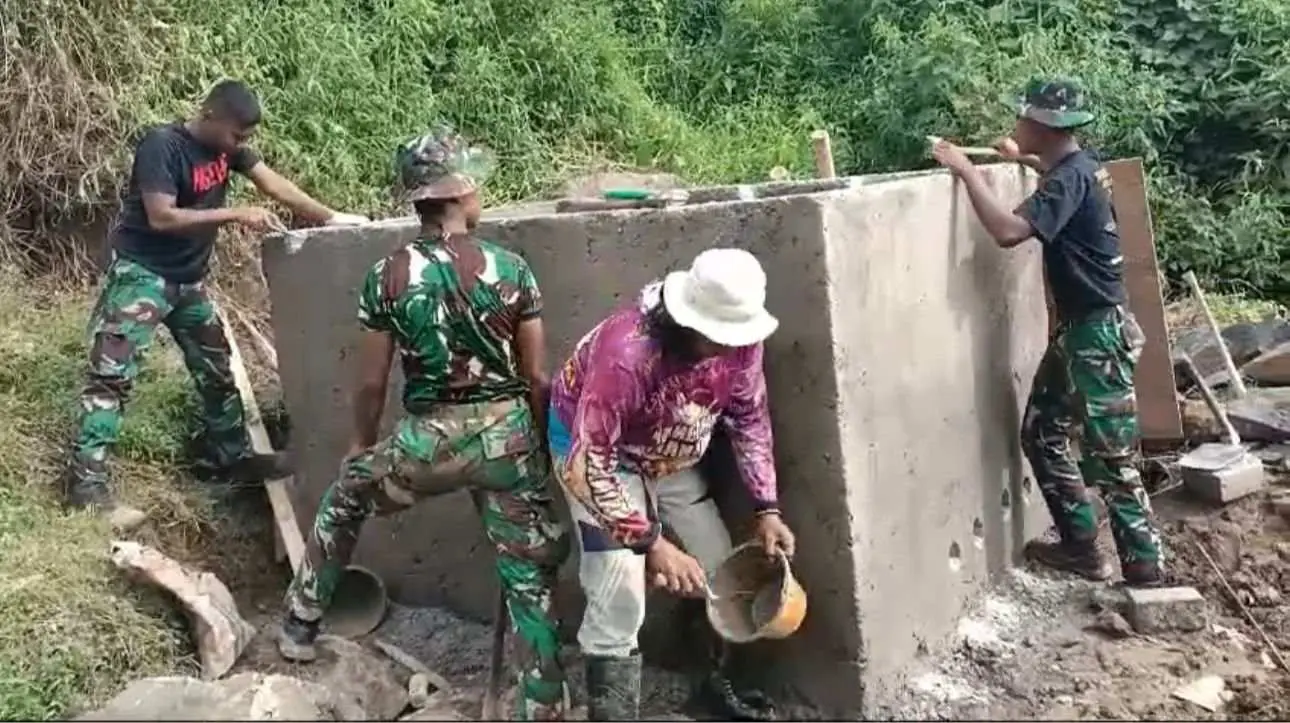 TNI Bersama Masyarakat Bahu Membangun Penampungan Air Bersih Pada Kegiatan TMMD ke 120 kodim 0621/kab Bogor