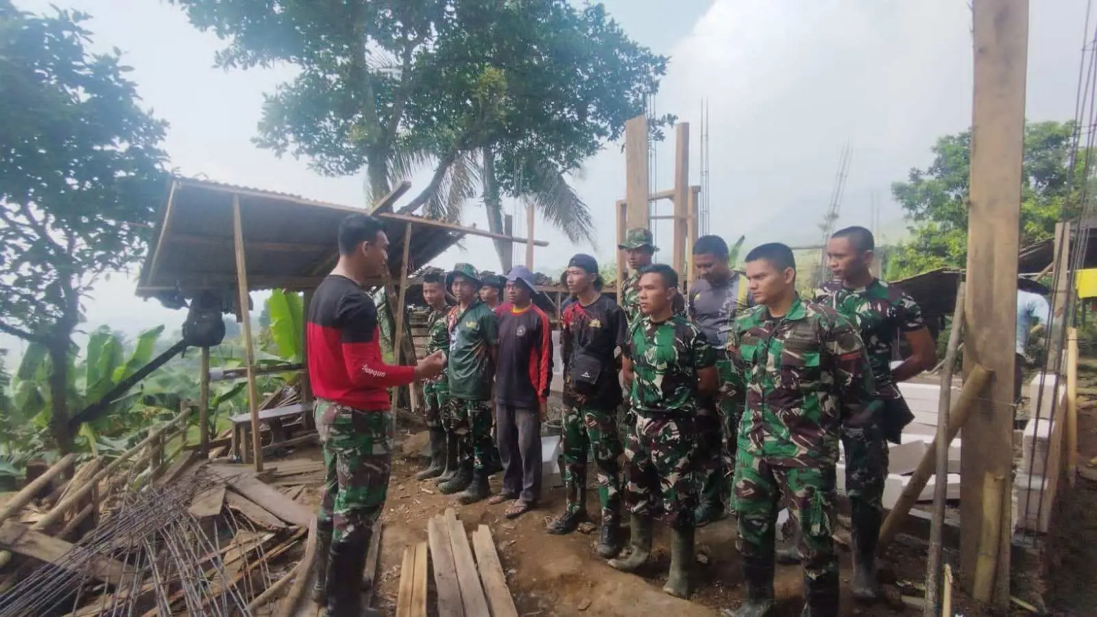 Kegiatan TMMD ke 120 Berjalan di Hari ke-9, Danramil Suka Makmur Bersama Warga Kp Sirnajaya Saling Kerjasama