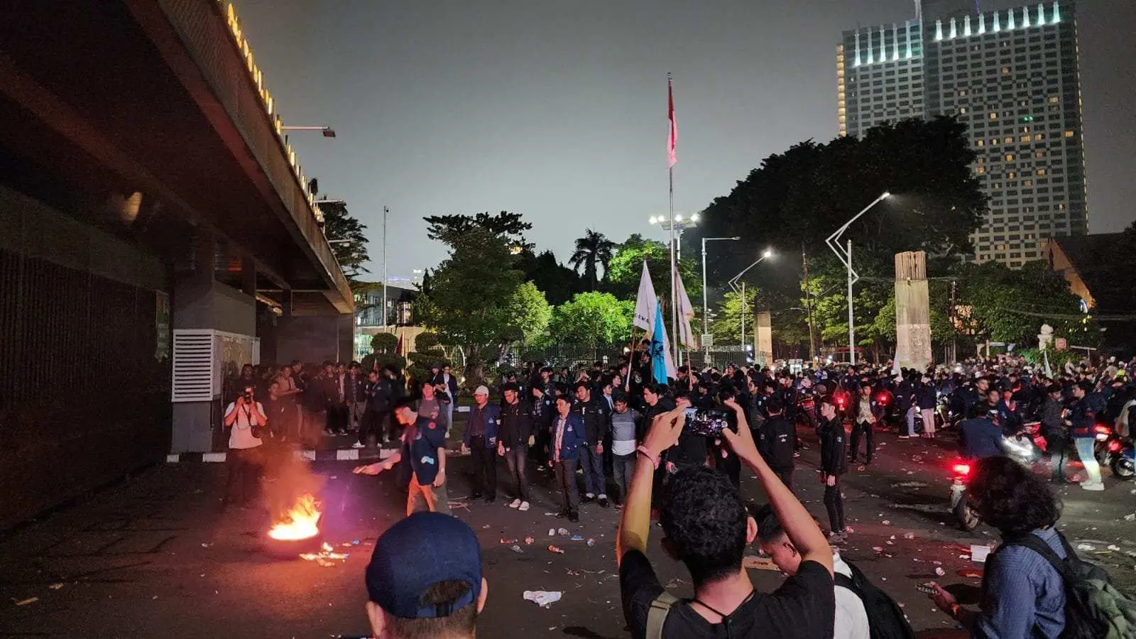 Ratusan Mahasiswa Trisakti  Geruduk Gedung DPR RI Senayan Peringati Tragedi Trisakti