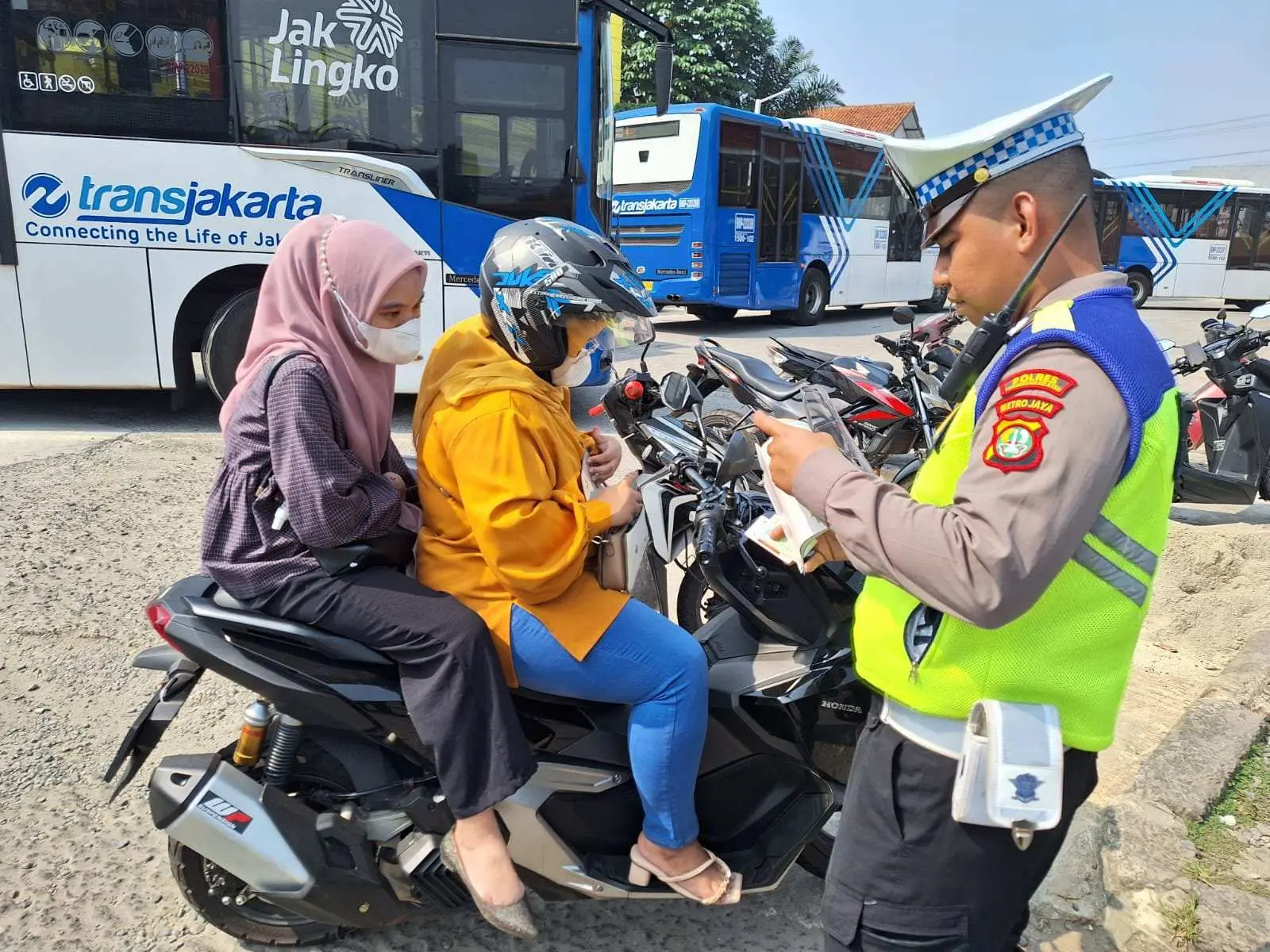 Banyak Parkir Liar Kasat Lantas Turun Langsung Tertibkan Pangli Jalan Letnan Sutopo BSD