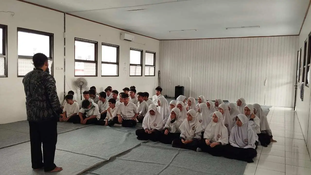 Guna Tingkatkan Kesadaran Kamtibmas  Polsek Kelapa Dua Datangi SMP Islam Permata Hati dalam Police Go To School