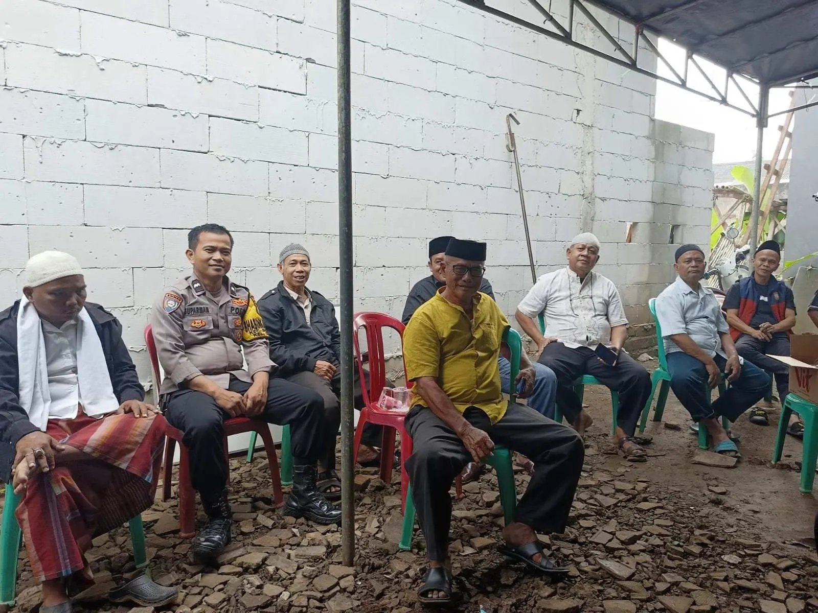 Bhabinkamtibmas Kelurahan Ciater Takziah di Rumah Almarhum Bapak Razak