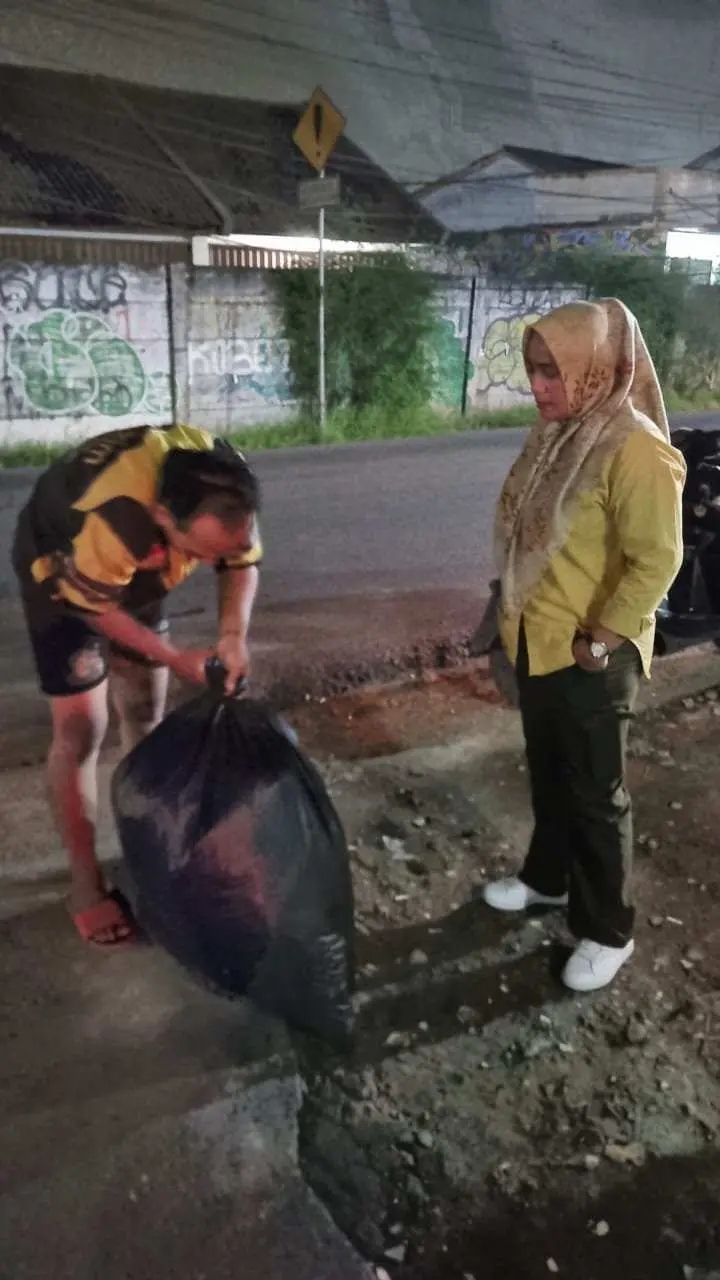 Tak Ingin Wilayahnya Numpuk Sampah Lurah Serua Indah Sidak Pembuang Sampah Liar Malam Hari