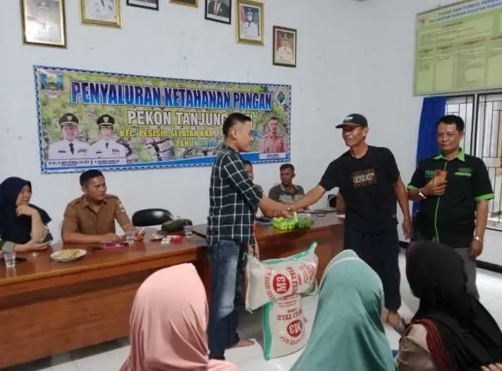 Rizkal Antoni Peratin Tanjung Jati Bagikan Bantuan Pangan Pada 78 KPM
