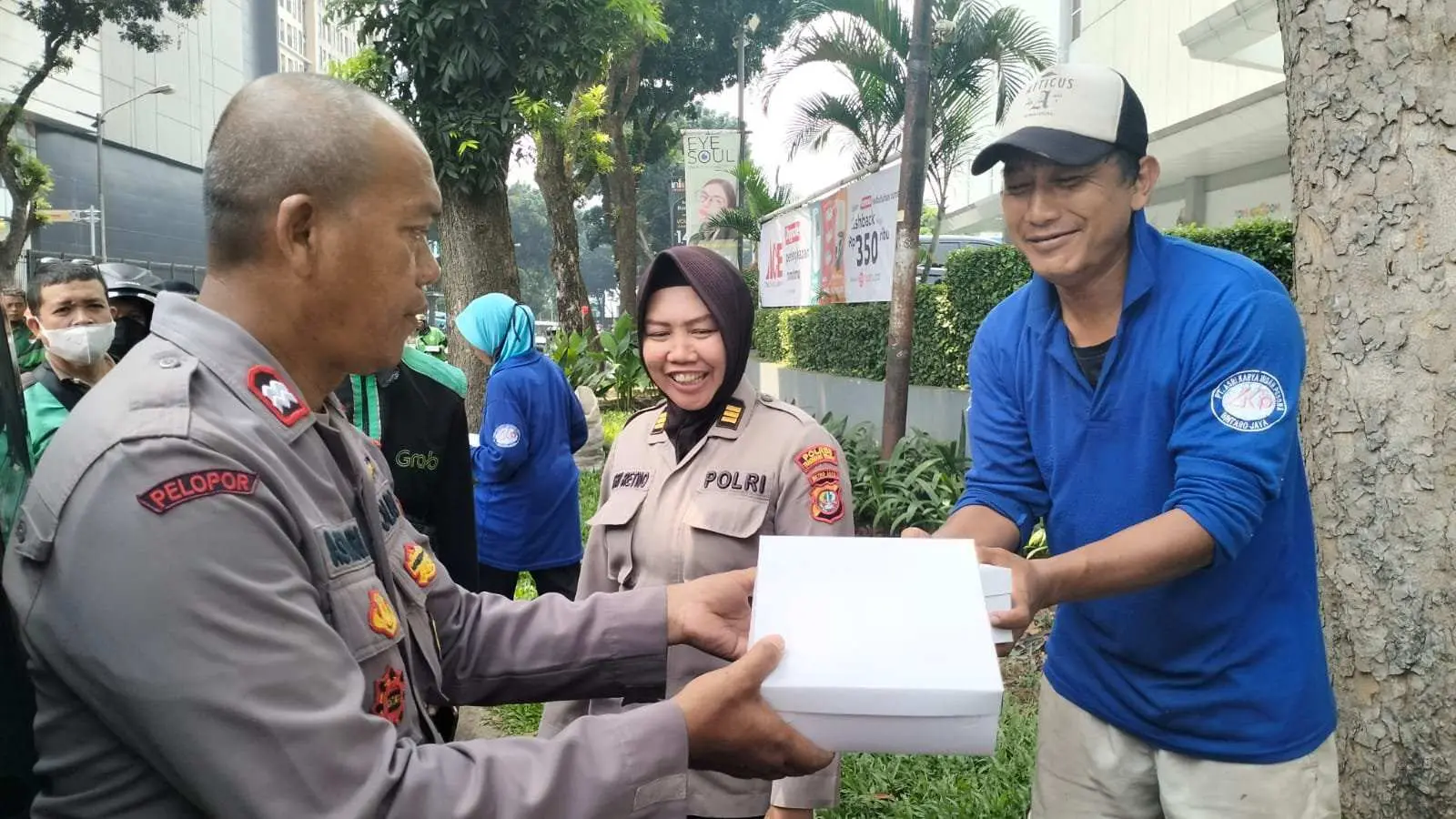Jumat Berkah Kanit Samapta polsek Pondok Aren Bagikan Nasi Kotak di CBD Bintaro