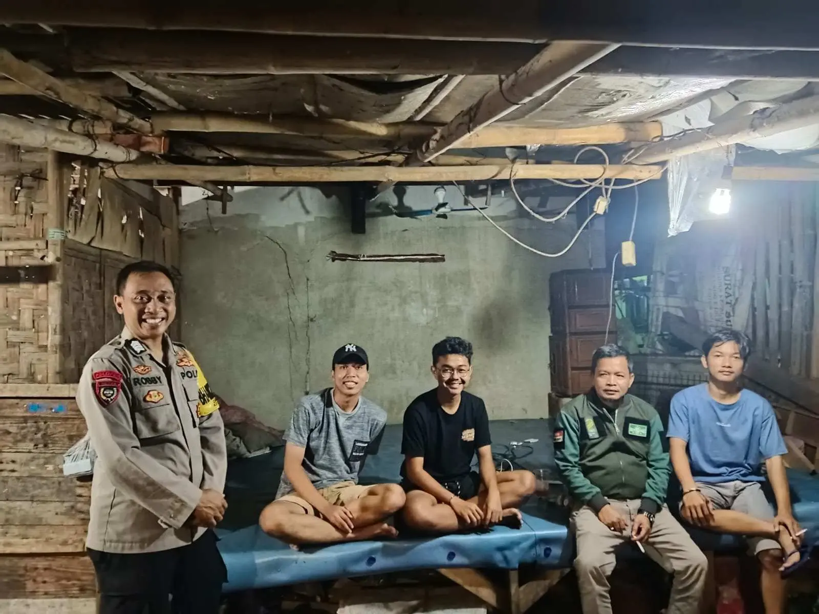 Sambangi Pos Kamling Bhabinkamtibmas Desa Kadu Berikan Himbauan Kamtibmas