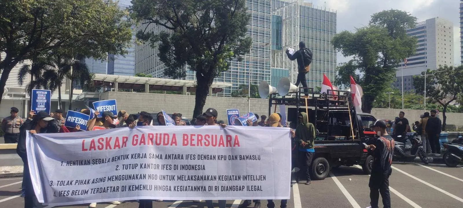 Aksi Unjukrasa Laskar Garuda Bersuara : “Keterlibatan LSM ASING Dalam Memelihara “Calon Boneka” Pemilu 2024”