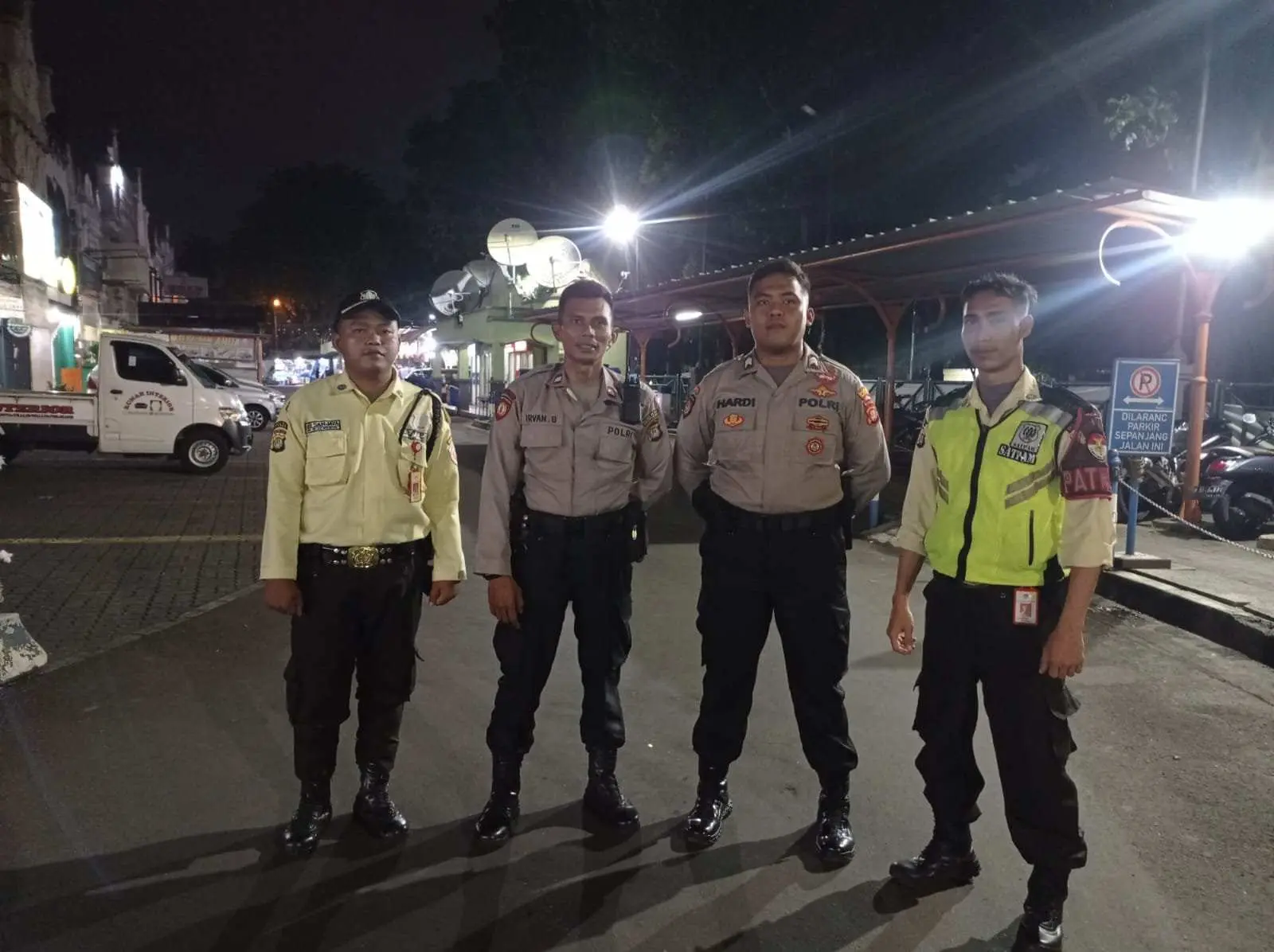 Anggota Unit Turjawali Sat Samapta Polres Tangerang Selatan Melakukan Patroli dan Sambang di Ruko Pasar Modern BSD