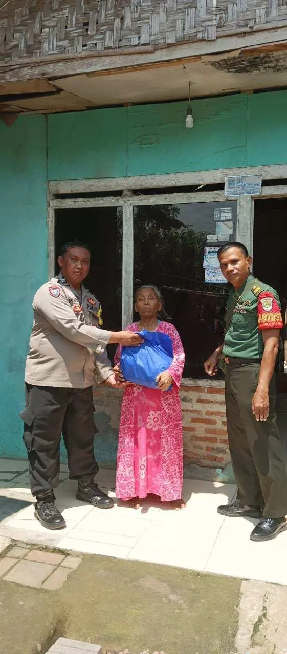 Polri dan TNI Salurkan Bantuan Langsung ke Korban Bencana Rumah Roboh