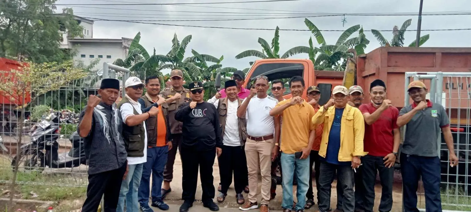 UPTD 2 DLH Kab Bekasi Bersama Pemdes Satriajaya dan Muspika Tambun Utara Angkut Puluhan Ton Sampah Menumpuk di Aliran Sungai Kampung Gebang