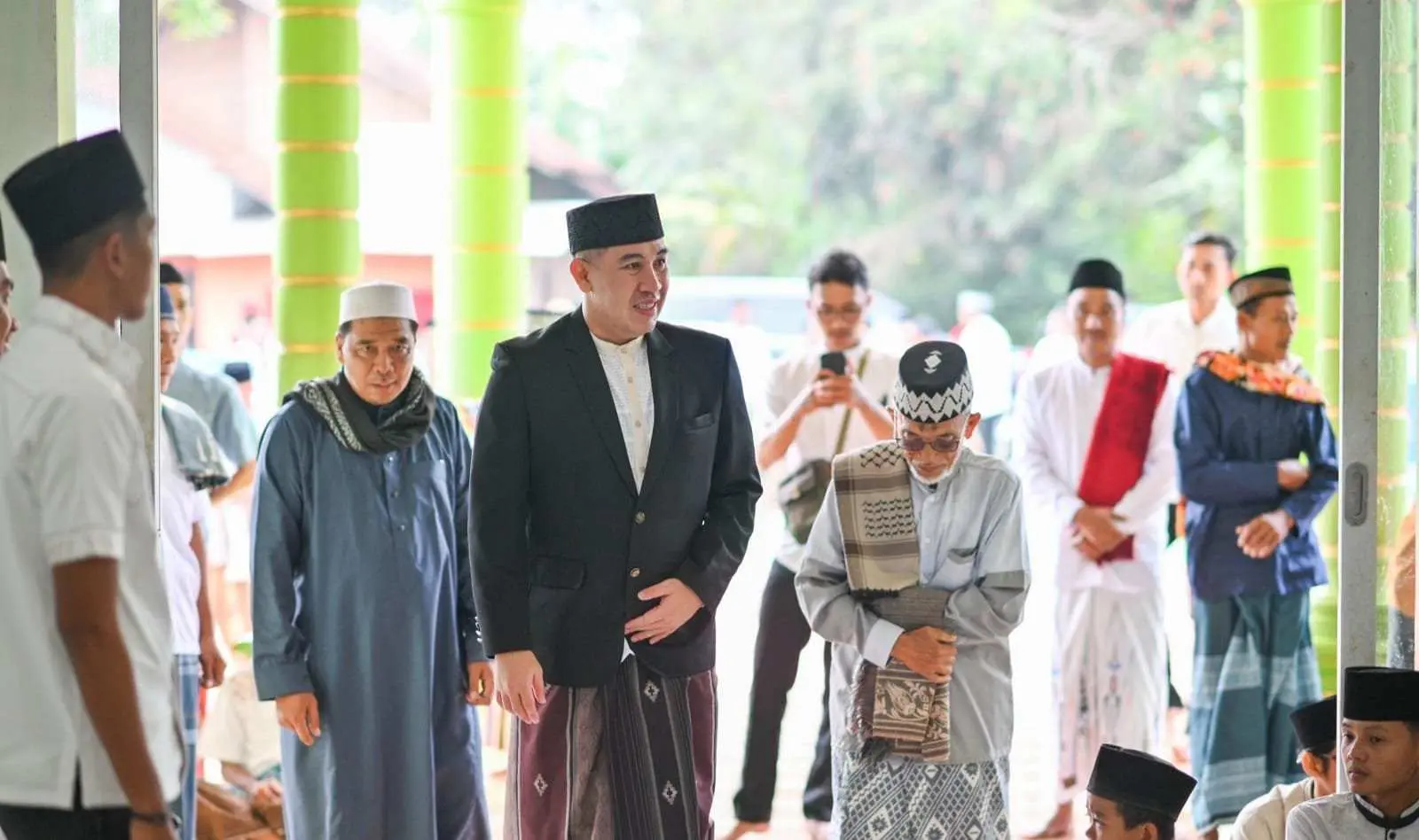 Bupati Pesawaran Dendi Ramadhona Sholat Idul Fitri 1445 H Di Negeri Katon