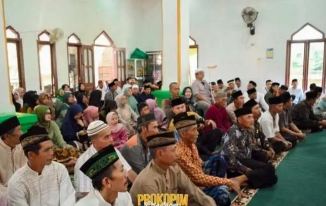 Bupati Pesawaran Serahkan Bantuan Hibah Baznas di Dua Kecamatan