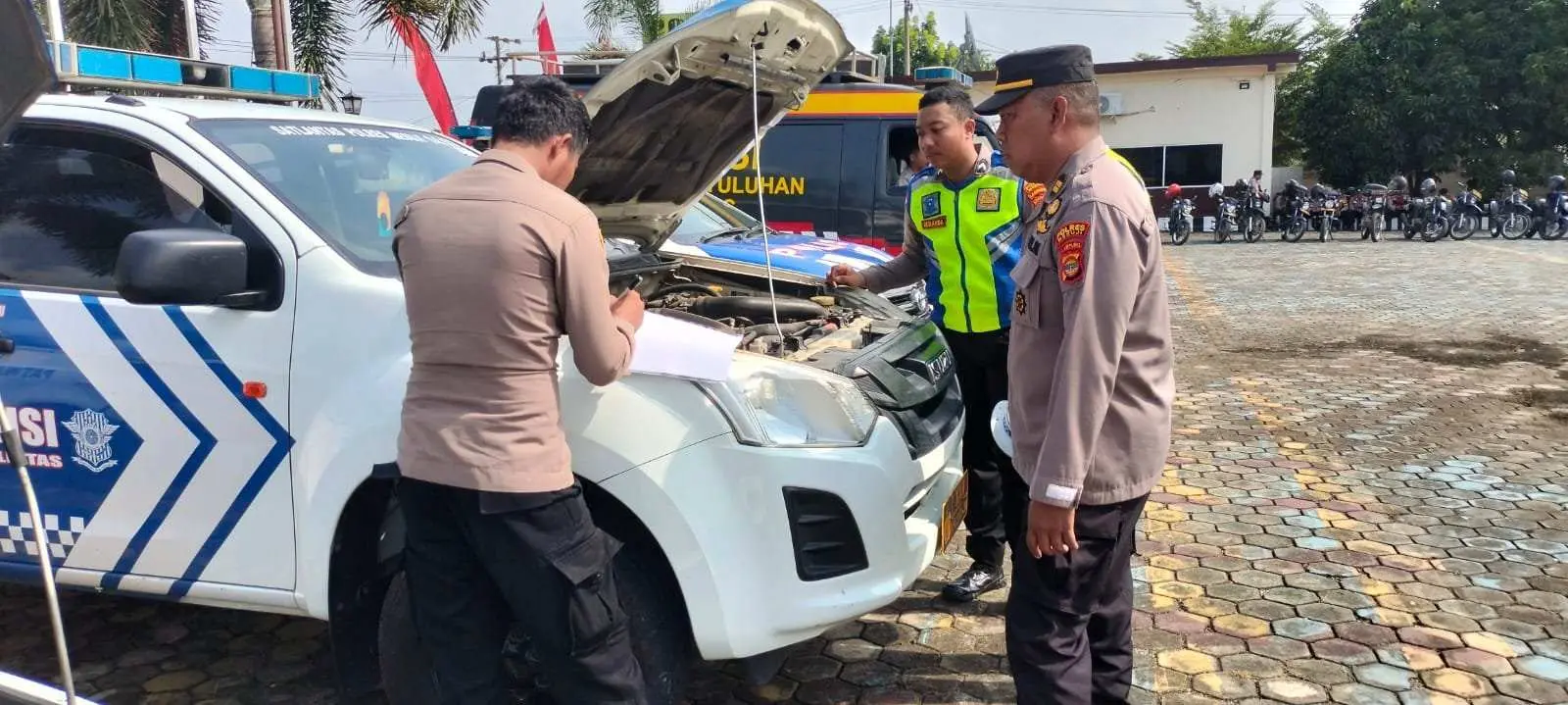 Jelang pelaksanaan Ops Ketupat Krakatau 2024, Polres Mesuji mengecek kendaraan operasional roda dua maupun empat Hal ini dilakukan agar personel yang bertugas dalam melayani masyarakat dapat berjalan aman dan lancar tanpa hambatan.
