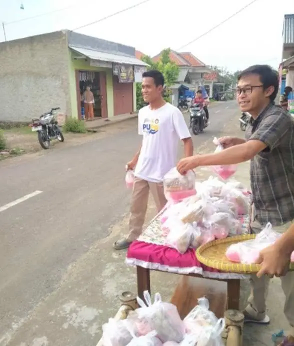 Pemdes Sukadadi Bagikan Takjil Ramadhan Bersama Warga