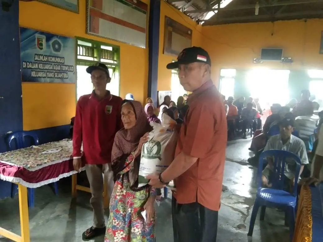 262 KPM Warga Desa Gunung Sugih Mendapat Bantuan Beras Tahap Ke III