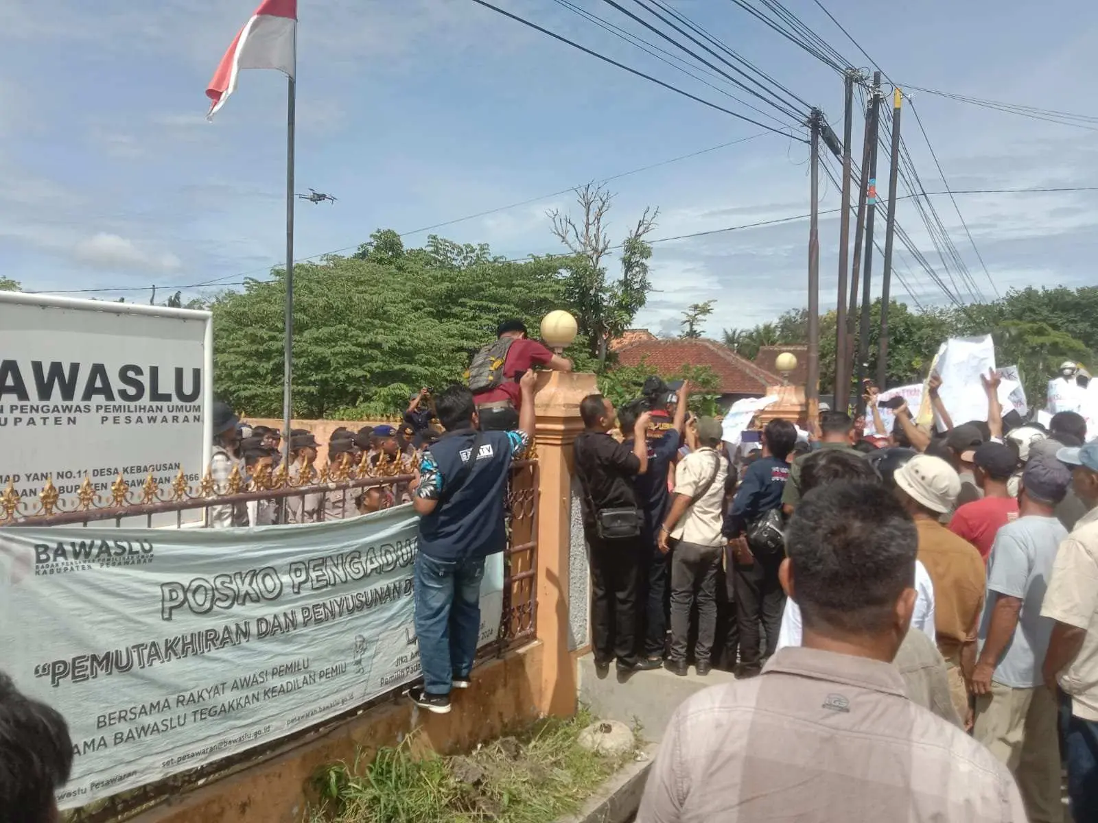 Ratusan Warga Demo Tuntut Ketua Bawaslu Dan KPU Pesawaran Dicopot. Ini Penyebabnya