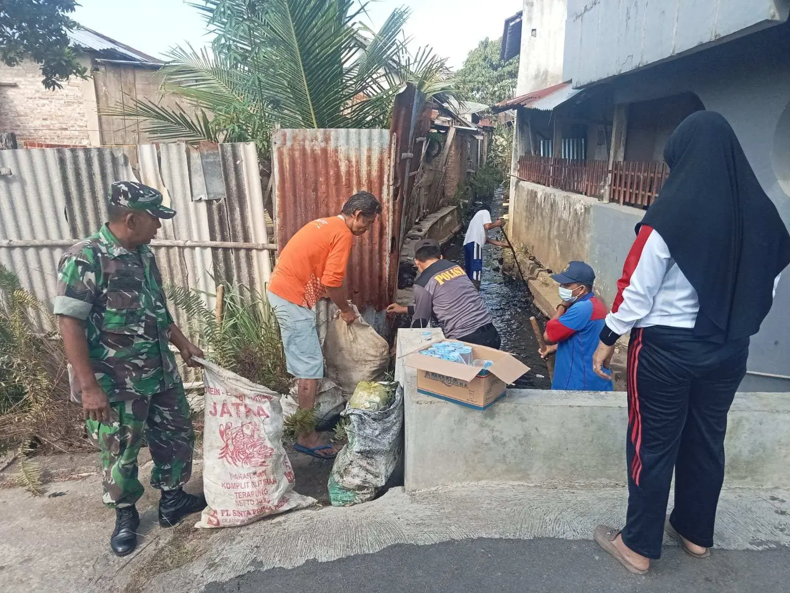 Bentuk kepedulian Terhadap masyrakat Babinsa dan Bhabinkamtibmas bergotong-royong, untuk mencegah datangnya banjir