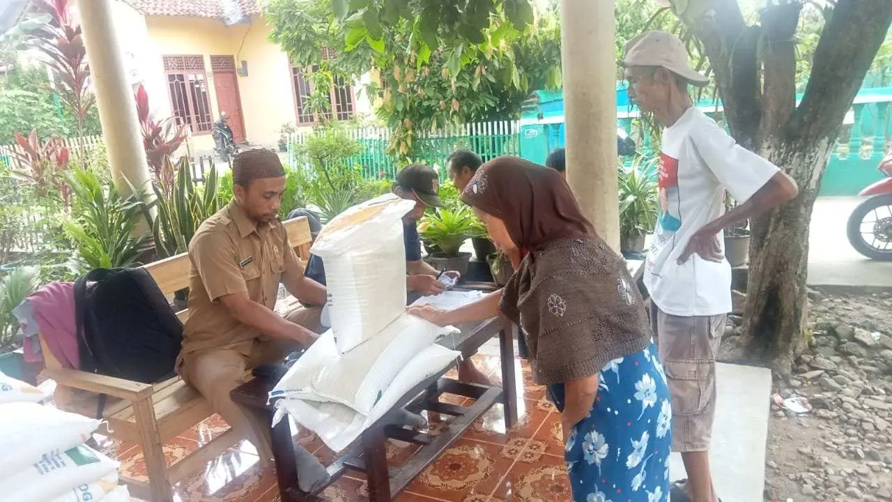 634 KPM Desa Bagelen Terima Bantuan Cadangan Pangan