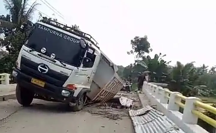 Jembatan Cidangdeur 2 Amblas Lagi, Warga Minta Dibongkar Total