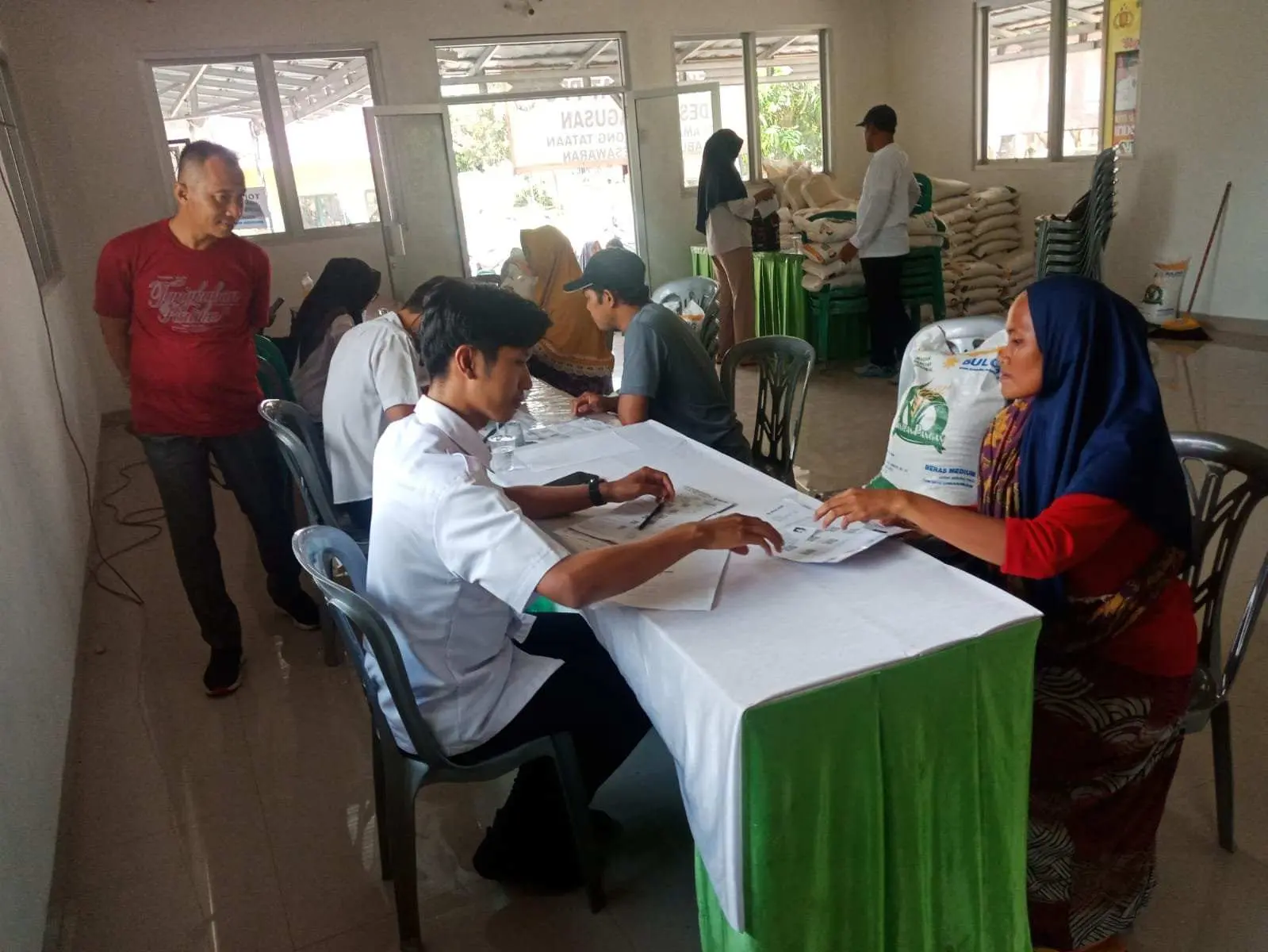 Pemdes Kebagusan Salurkan Bantuan Pangan CBP Kepada 630 KPM