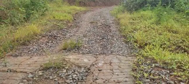 Pengerjaan Badan Jalan Penghubung di Kecamatan Lemong Diduga Tidak Sesuai Bestek