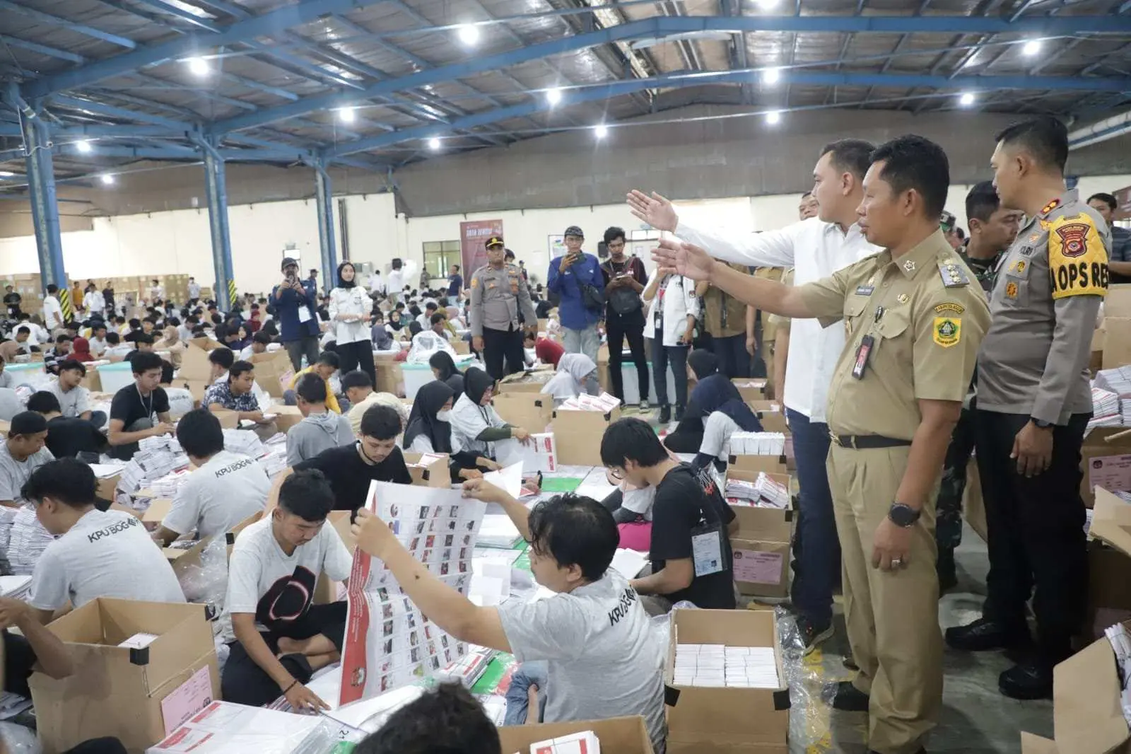 Tinjau Gudang Logistik KPU, Pj Bupati Bogor Asmawa Tosepu Sampaikan Hal Ini